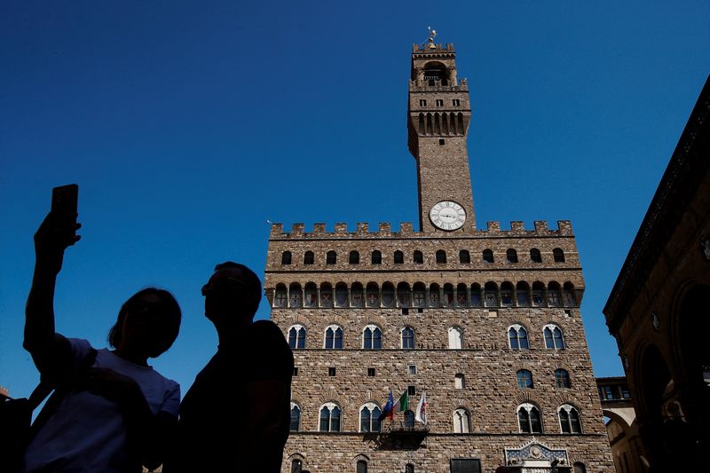 La sinistra italiana ha sconfitto l'ex direttore degli Uffizi al secondo turno delle elezioni di Firenze.